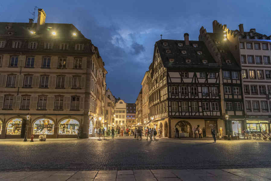 Francia - Alsacia 154 - Estrasburgo - plaza de la Catedral.jpg